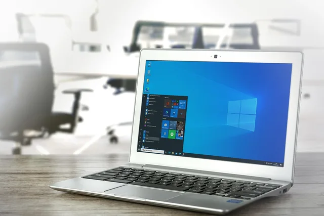 laptop, computer, windows, screen, device, desk, office, operating system, microsoft, business, work, technology, operating system, microsoft, microsoft, microsoft, microsoft, microsoft. Kostnader för affärssystem: licenser, införande och drift